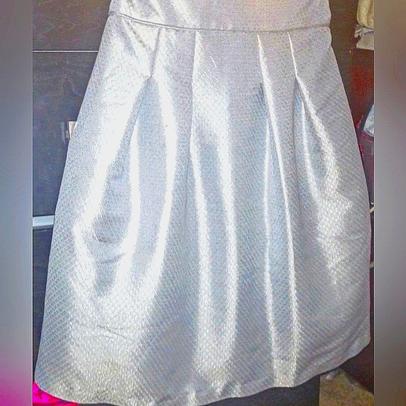 BCBG MAXAZRIA- GREY-EUC-STRAPLESS BACK-ZIPS SIZE:02 DRESS - Picture 4 of 9